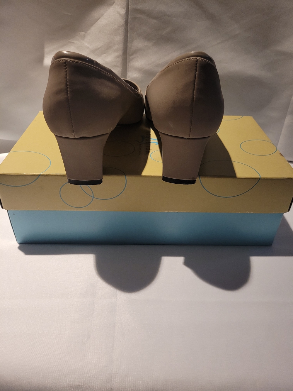 LifeStride Women's Beige Low Block Heel Pumps with Textured Toe Cap Size 8M - Picture 4 of 7